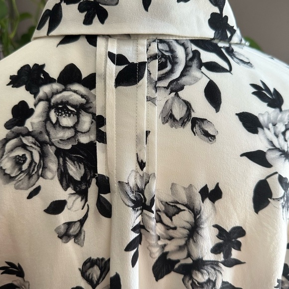 White House Black Market Black and White Floral Button Down Shirt - Picture 5 of 9